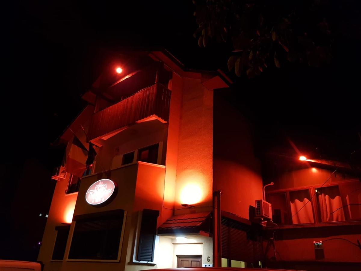 Pensiunea Red Rose Apartments ティミショアラ エクステリア 写真
